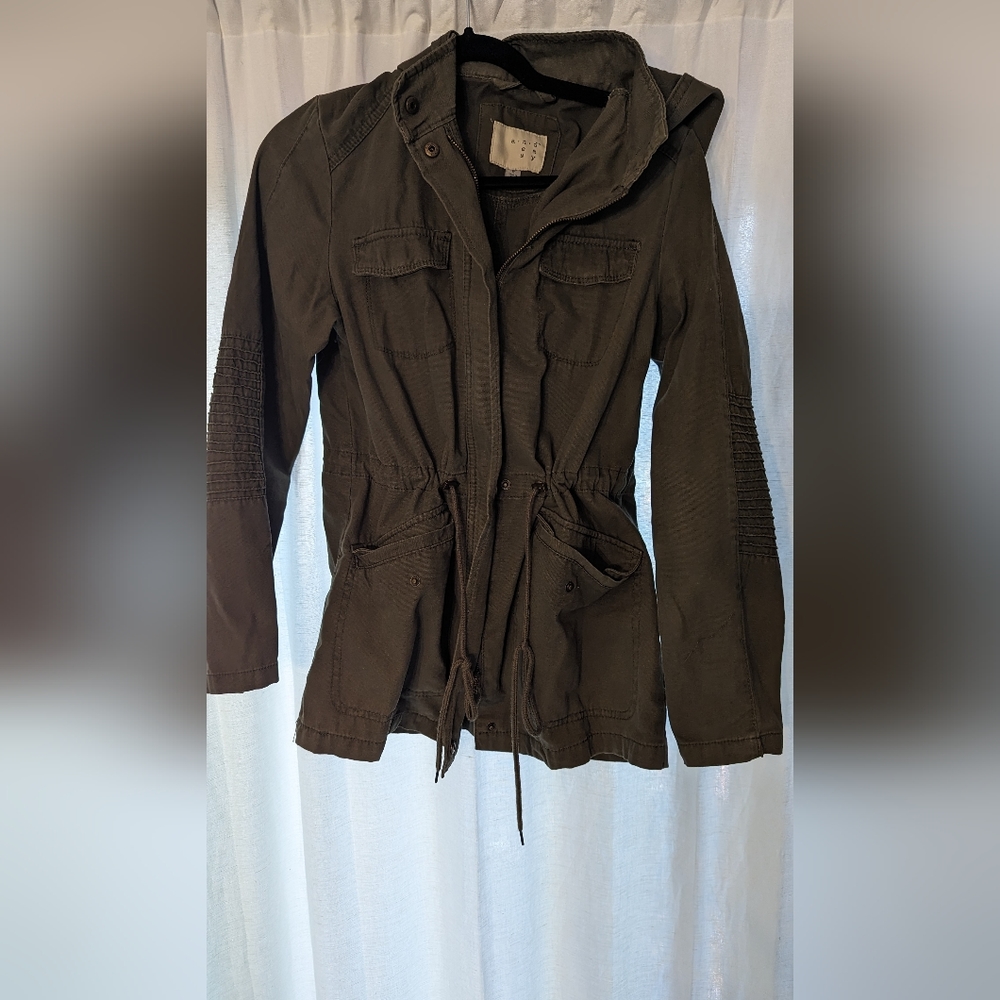 🍂 4 for $25🍂 Olive green fall jacket, canvas material, deep pockets